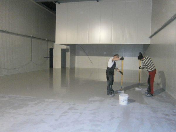 Static dissipative polyurethane floor paint